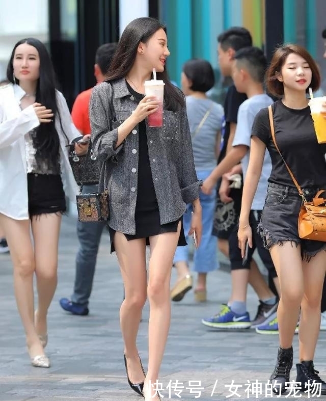 风格|美女脚上搭配一双中跟的单鞋,简约风格让她看起来更有时尚韵味