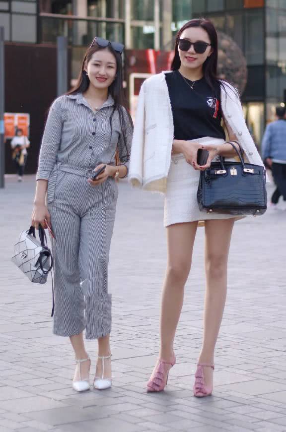 时尚|街拍:面带微笑的小姐姐,黄色卫衣配牛仔裤,青春靓丽气息