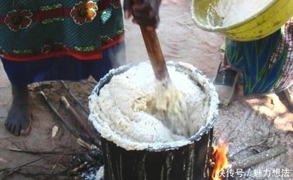 非洲人|实拍非洲原始部落妇女做饭,看了眼前这场景,网友:这谁敢吃