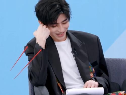 破裆|青你2服装有多凑合林凡裤子破裆,蔡徐坤西装掉袖子,认真的吗