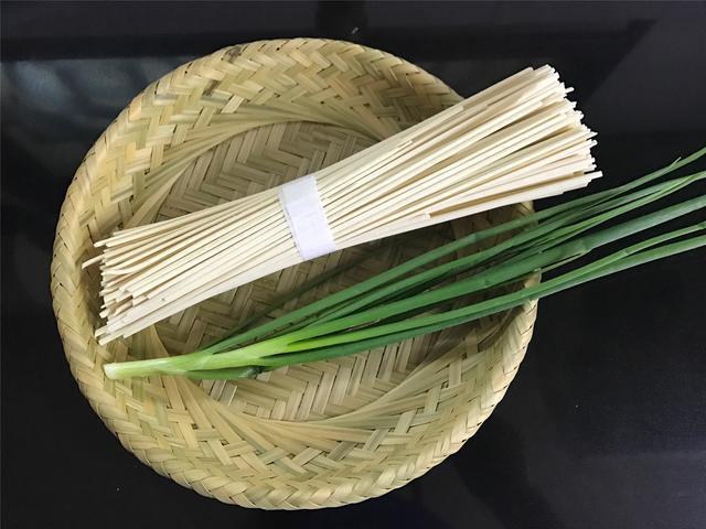 搞定|最适合懒人的一碗面,5分钟搞定,酸爽开胃,比煮泡面还简单