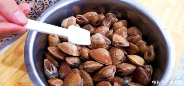 与大家分|清洗花甲,有人滴油,有人加醋,大厨:都不对!这样做花甲狂吐沙