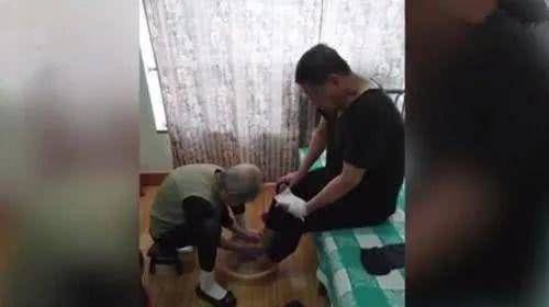 带走|12岁，母亲改嫁带走弟弟妹妹，58岁，他把瘫痪的母亲埋进墓坑