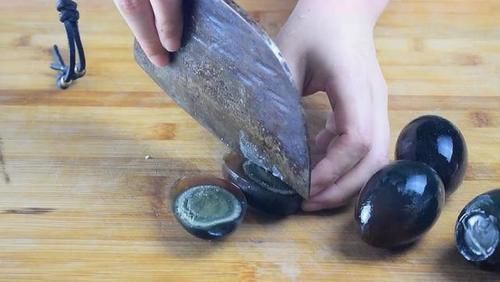 适量的食用|活了30年,才知道皮蛋居然可以这么做,不凉拌生吃,上桌就抢光