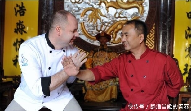 中国|瑞士厨师被龙虾难倒,一定要弄晕再烹饪,中国厨师只用两字就搞定