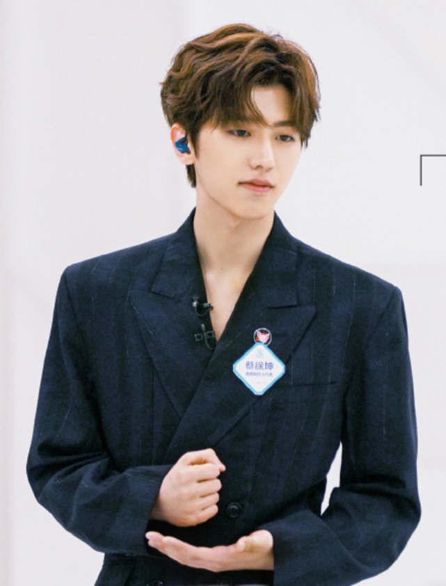  意外|蔡徐坤节目中意外脱妆，真实容颜状态曝光，这还算啥“神颜”？