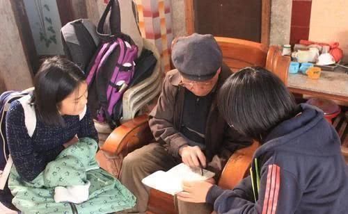 让座|小学生给老人让座，书包忘拿，被老人一把摔到地上，孩子哭了