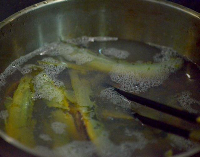 郫县豆瓣酱|泥鳅入锅前怎么处理简单1招,不腥不粘肉质鲜美滑嫩