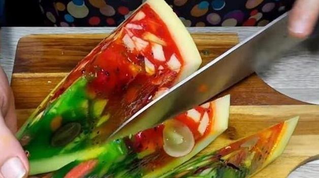 闺蜜|闺蜜送我一个“西瓜”,回家切开一看很意外,孩子都疯抢了