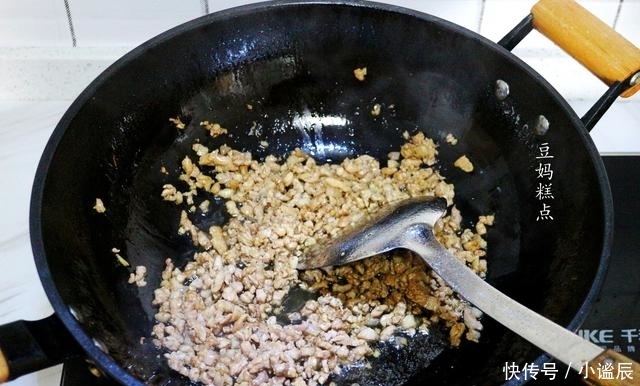 蒜苔|买一把蒜苔,换了种新做法,女儿就着吃掉一大碗米饭~