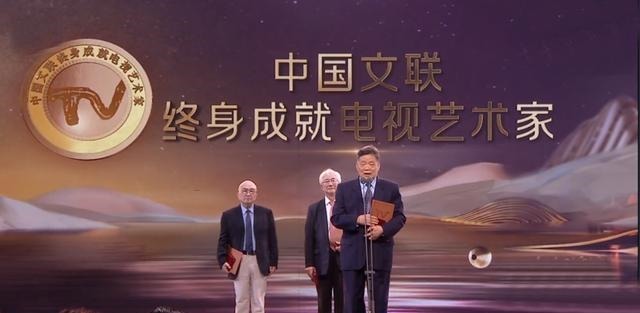 颁奖晚|金鹰晚会状况频出,王一博粉丝尖叫喊懵嘉宾,上一届也曾出现失误