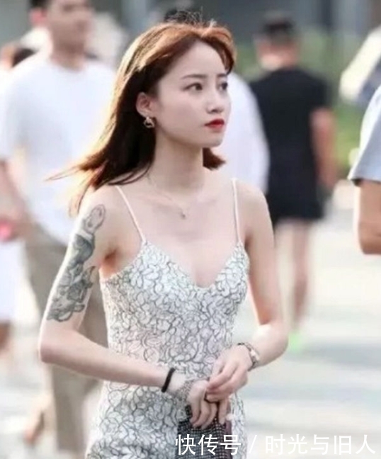 美女|街拍:简单穿搭的时髦美女,搭配的好一样美,身材曼妙魅力十足