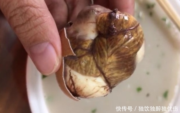 气愤|女子早餐店剥开一个坏鸡蛋,气愤不已时,老板却让她品尝一口