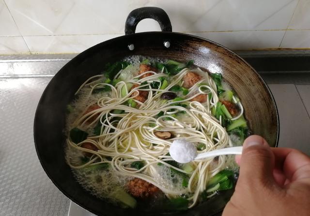 小青菜|鲜香鹌鹑蛋肉圆香菇青菜面,荤素搭配,十分好吃,热乎乎暖胃!