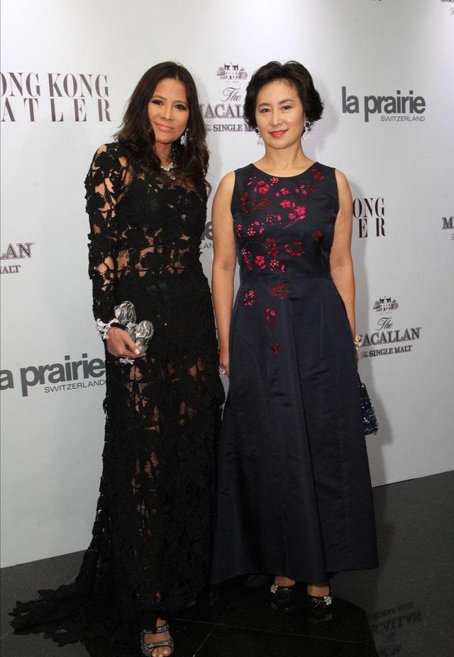 照样|57岁何超琼难得打扮,一袭长裙气质堪比女明星,短发照样美艳