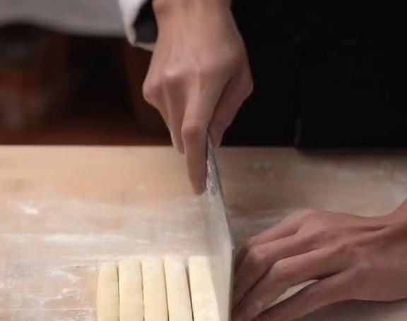 金黄|外面油条不放心教你在家炸油条,金黄酥脆又好吃,2块钱炸一锅