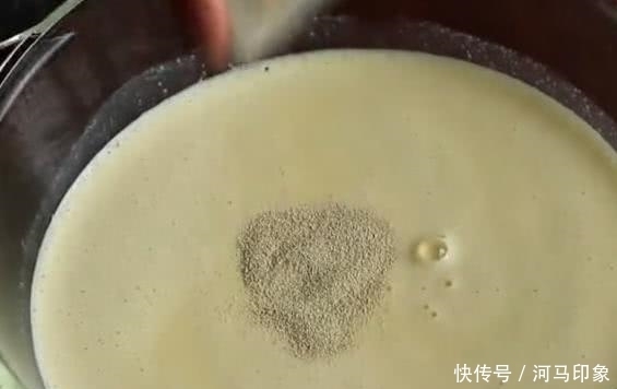 搅拌均匀|小米别再熬粥了,一个鸡蛋,一包牛奶,那样做好吃又营养