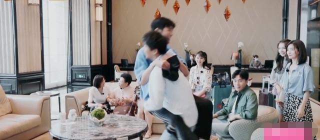  李晟|三个家庭齐聚，李晟麦迪娜挤一个沙发，伊能静遭冷落，人缘这么差？