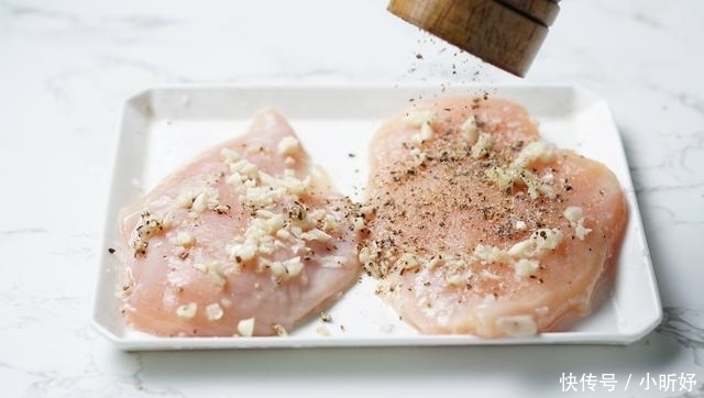 多汁|鸡胸肉又老又柴吃不下?试试这样做,鸡胸肉鲜嫩多汁,成抢手货