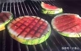 西瓜|万物皆可“烧烤”,忍了西瓜忍了辣条,最后一个要用“意念”吃