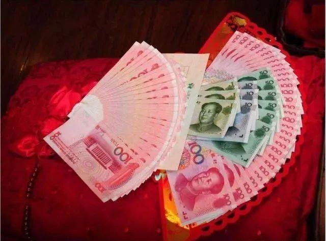 顿饭|彩礼20万，陪嫁1床被，还要9万8开门费，新郎请大家吃顿饭