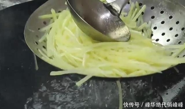 爽脆|炒“土豆丝”时别直接下锅炒，多做这一步，土豆丝爽脆不粘锅！