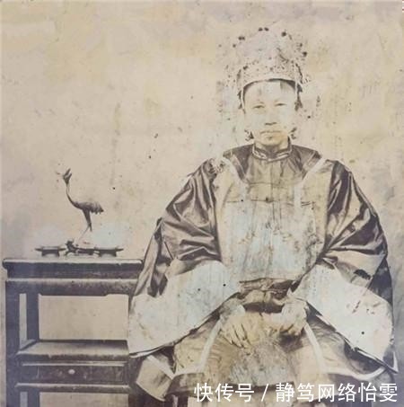 夫人|罕见老照片:穿官服的晚清诰命夫人,霸气十足,网友却感觉瘆人