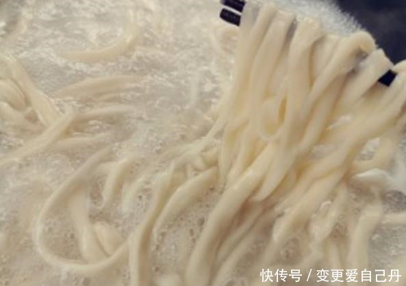 揉面|别再买手工面了,教你在家做,不揉面不擀面,爽滑筋道,太香了!
