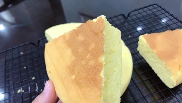 软嫩|做电饭锅蛋糕,不需要加酵母,一样可以做出鲜香、软嫩的蛋糕