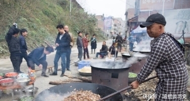 酒店办酒席|为什么在农村很多人办酒席不愿去饭店，而是在自家摆？有啥好处？
