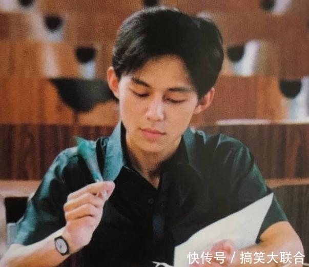 经纪|何炅:独身闯荡娱乐圈28年,从不签约经纪公司,芒果台只是兼职