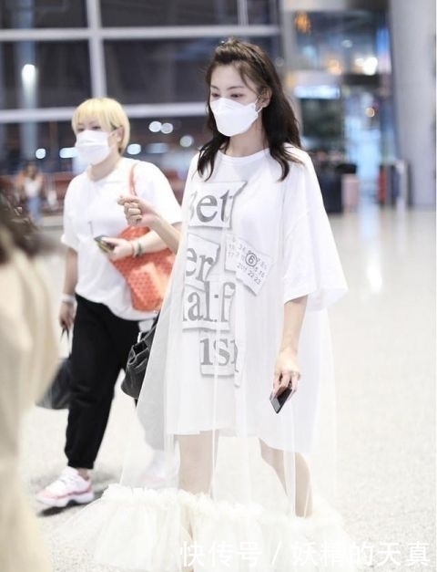  减龄|白色T恤太单调？那是你不会穿，解锁几种新穿法时尚又减龄