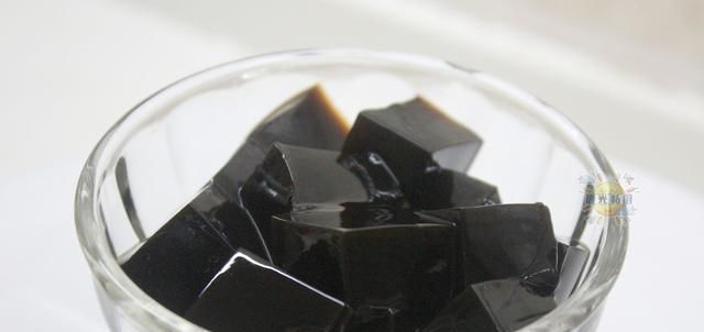  手把手|夏天必吃的龟苓膏,手把手教你熬煮,最适合搭配炼乳糖浆一起吃