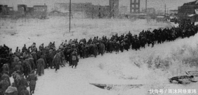 战俘|苏联妇女好心塞给德军战俘日用品，战俘累晕倒在地，当场就被打死