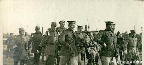 跪拜|揭秘：袁世凯身着龙袍登基仪式照片，现场祭祀官员头顶长羽毛跪拜