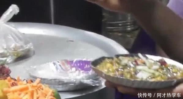 胃口|男子在街头卖小吃,一眼看过去就让人没胃口,却围满了人