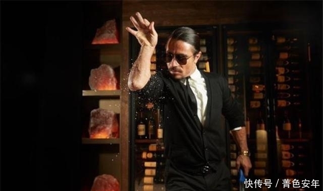 撒盐哥的餐|撒盐哥为挽回顾客再出奇招,从二楼往下撒芝士,网友:真能忽悠