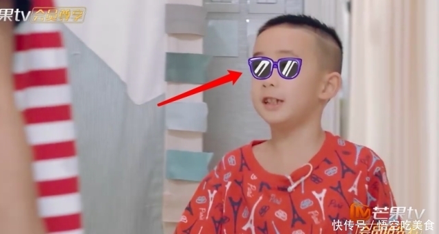 到陈小春|7岁Jasper终于翻身了,不停指挥陈小春干活,懂事举动又很暖心