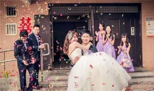 彩礼|新郎接亲看到一幕转头就走，新娘跪下挽留，知道原因后，网友怒了