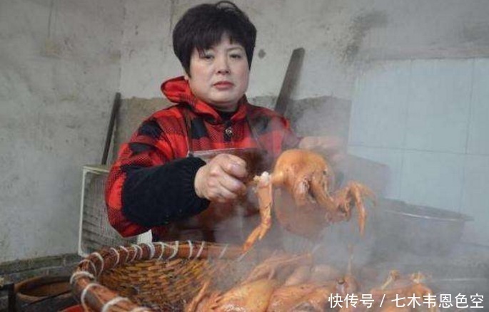 手艺|大娘卖“老手艺”小吃,20元一只,吆喝都不用,半天能卖上千只