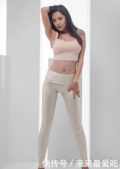 美女|美女街拍：青春灵动的打底裤美女，打造出曼妙身材，气场十足！