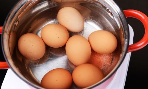 煮鸡蛋|水煮蛋时,不要只加清水煮,加一勺它,鸡蛋又香又嫩,好剥皮