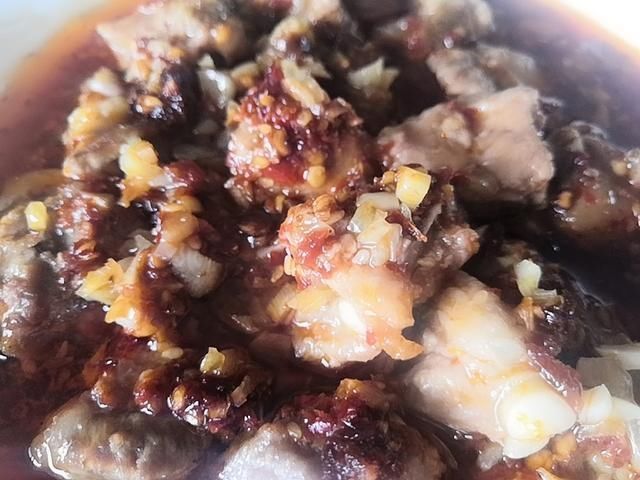  错水|排骨焯水后为什么又腥又柴看了大厨老爸的做法，原来是用错水了