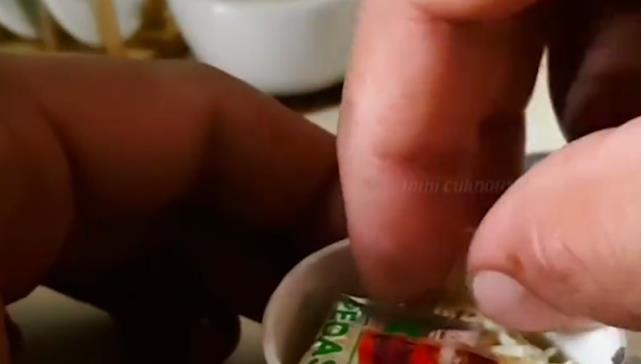 大小|外国的“迷你”的泡面,只有指甲盖大小,吃两百包未必能饱