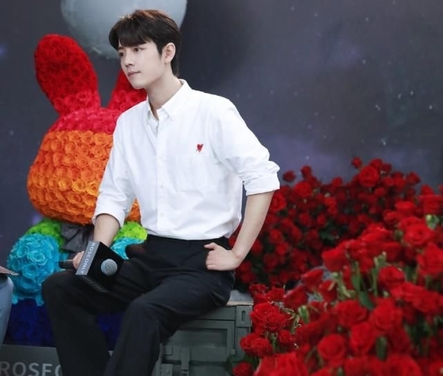 将近|肖战喝豆汁儿变成表情包，镜头下满满求生欲，工作室暗示好事将近