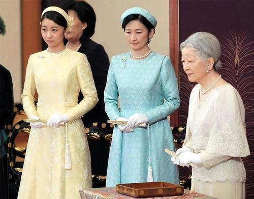 纪子|真子公主渴望拿钱离开王室，但纪子妃却拦着，要她帮弟弟登上王位