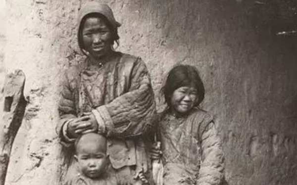 罕见|罕见老照片：图4是穷车夫草鞋都买不起，有钱的乘客自己打着伞！