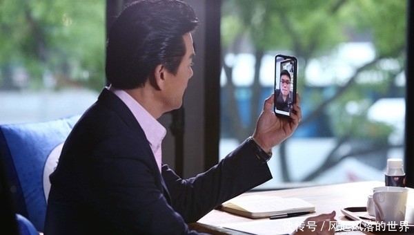 不经意|65岁吕良伟成功转型B站实习生 面试间隙不经意小动作引热议