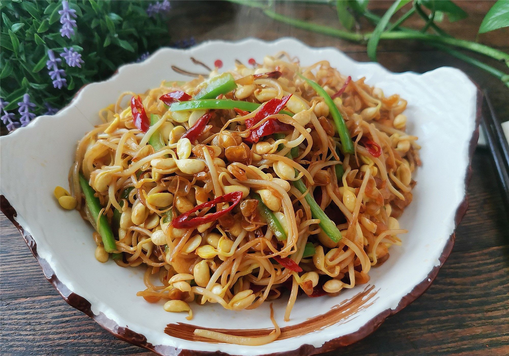 人体吸收|黄豆芽怎样做好吃,这个家常做法特香,不用放肉,佐酒下饭都不错