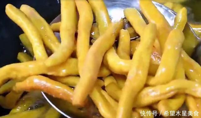 咬一口|南瓜别炒了,做成麻花,浓浓南瓜香,咬一口嘎嘣脆,小时候的味道